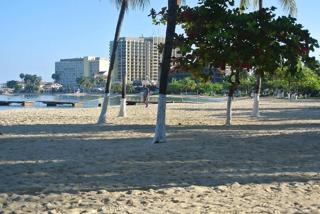Beach One Bedroom Suite 13 Ocho Rios Apartment